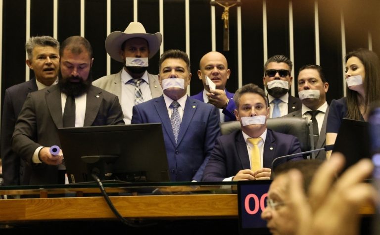 Motta decide pelo afastamento de 5 deputados por até 6 meses por causa de motim