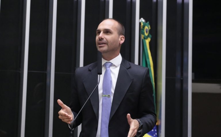 Motta envia pedidos de cassação de Eduardo Bolsonaro para Conselho de Ética