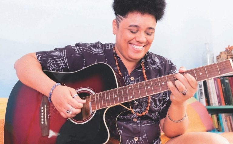 Músicas para dançar, rir e chorar em álbum de Lets