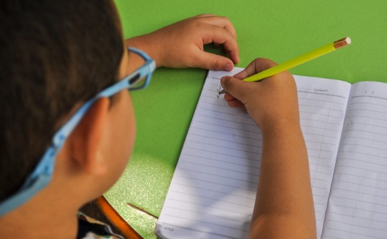 Na volta às aulas, saiba quais são os sinais de alerta para a visão das crianças