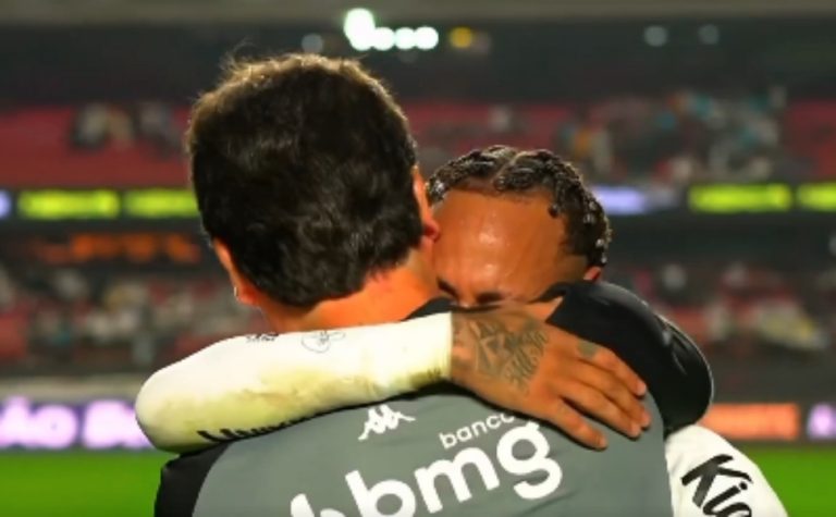 Neymar deixa gramado chorando após vexame do Santos e é consolado por Diniz; veja