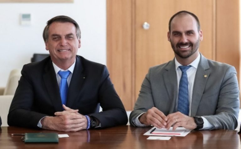 Eduardo xinga Jair Bolsonaro em mensagens