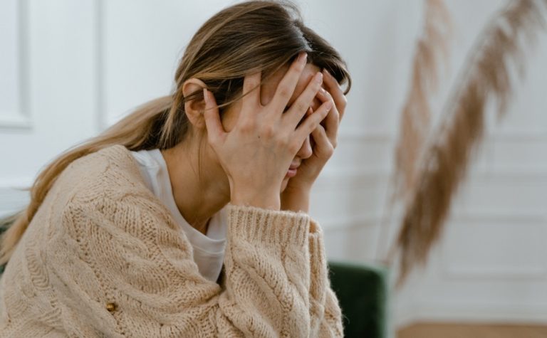 Pai e mulheres são suspeitos de coagir adolescentes a produzir conteúdos sexuais