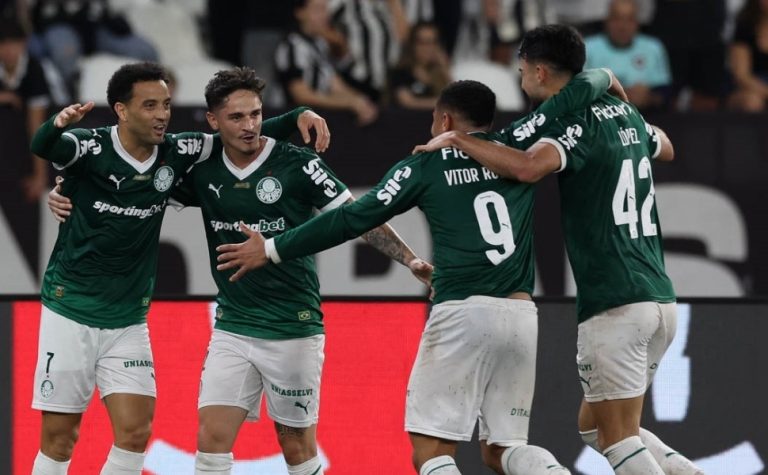 Palmeiras é cirúrgico, vence o Botafogo e vira vice-líder do Brasileirão