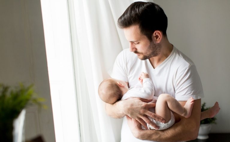 Pediatras defendem aprovação de 1 mês de licença-paternidade