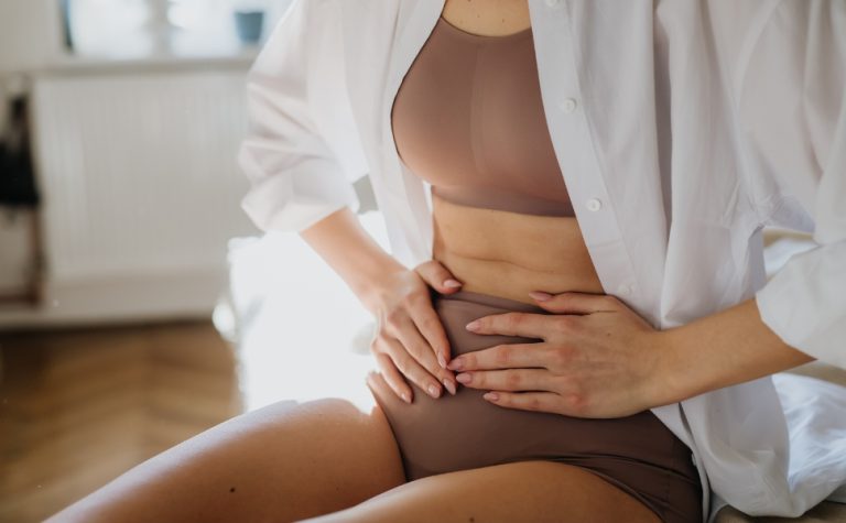 Pesquisadores buscam voluntárias para tratamento contra cólica menstrual
