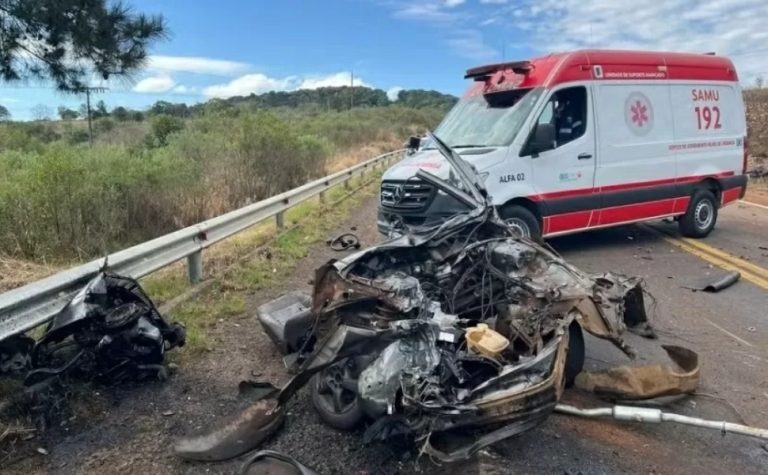 Picape se parte ao meio, jovens são ejetados e morrem em acidente no Paraná