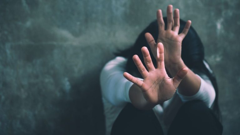 Polícia prende pai e madrasta suspeitos de violência sexual contra menor em PE