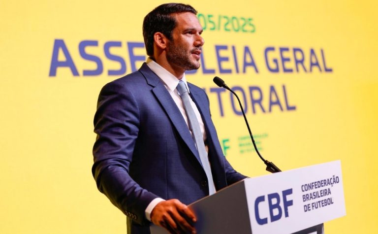 Presidente da CBF diz que mandou parar produção de camisa vermelha da seleção