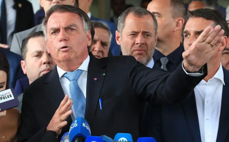 Prisão domiciliar de Bolsonaro é revanchismo e fim da democracia, dizem aliados