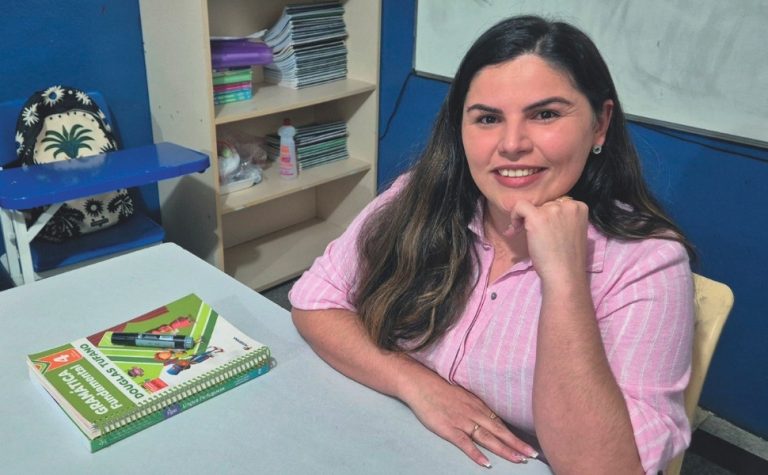 Professora do EJA de Guarapari fica entre as melhores do País com método inovador