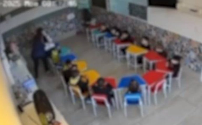 Professora é presa após agredir menino de 4 anos com pilha de livros em escola