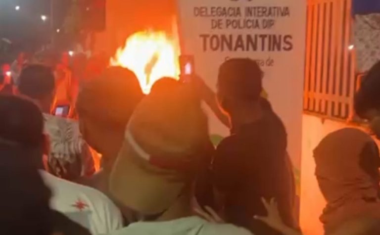 Revoltados com feminicídio, moradores invadem delegacia e queimam suspeito
