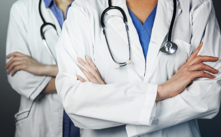 Secretaria abre processo seletivo para médico, psicólogo e assistente social no ES