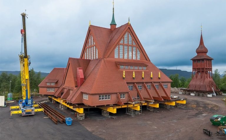 Suécia muda igreja de lugar para salvar construção de afundamento por mineração