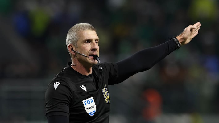 ‘Tem de ser preso’: Daronco relata expulsão de auxiliar de Abel em súmula de Palmeiras x Corinthians