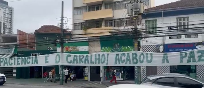 Torcida do Palmeiras estende nova faixa no Allianz em protesto à má fase do time: “Acabou a paz”