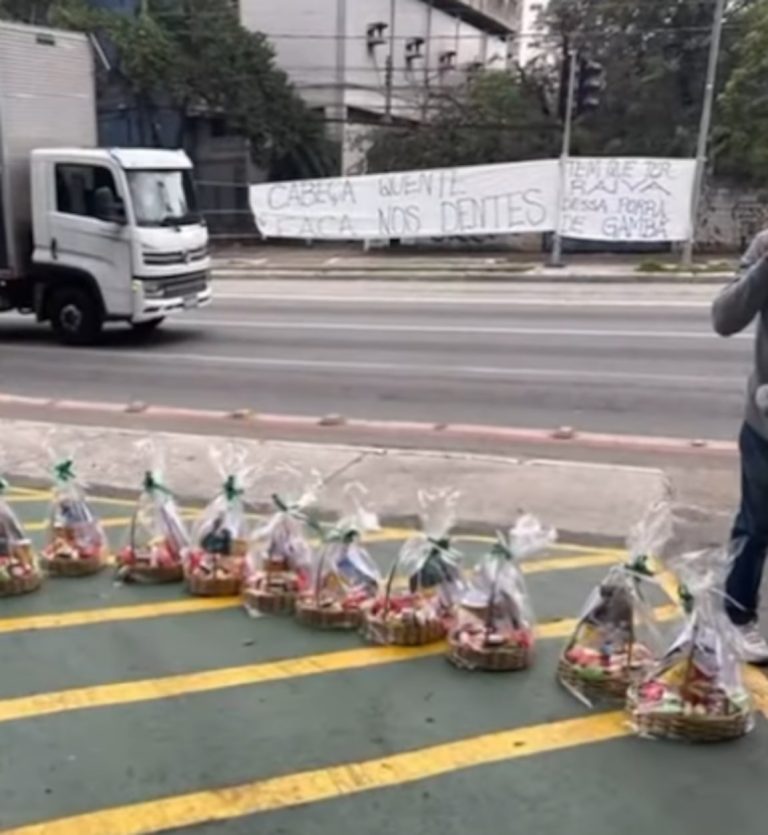 Torcida do Palmeiras ironiza em protesto e cobra Abel e elenco: ‘Cabeça quente, faca nos dentes’