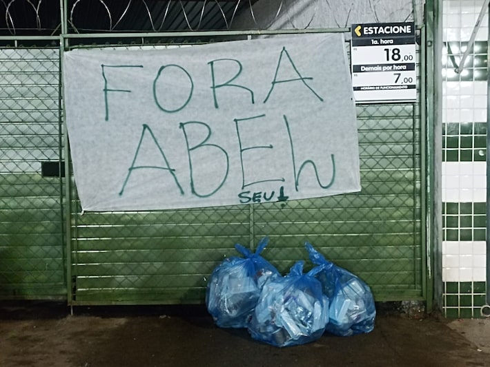 Torcida do Palmeiras protesta após eliminação: ‘Fora, Abel’, ‘cabeça cheia, fralda vazia’