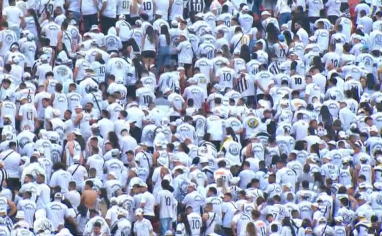 Torcida do Santos deixa estádio antes do apito final em duelo contra o Vasco