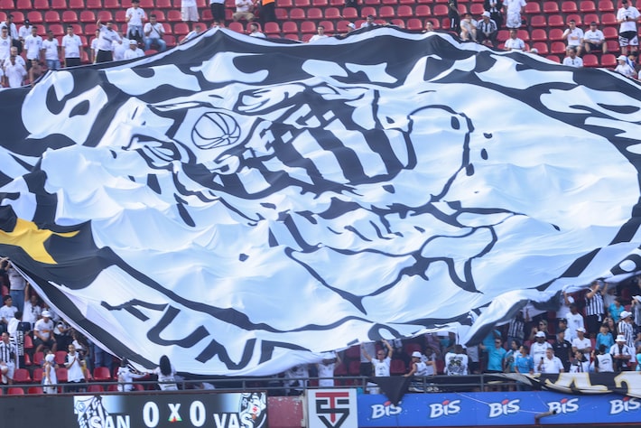 Torcida do Santos invade CT Rei Pelé dois dias após goleada histórica no Brasileirão