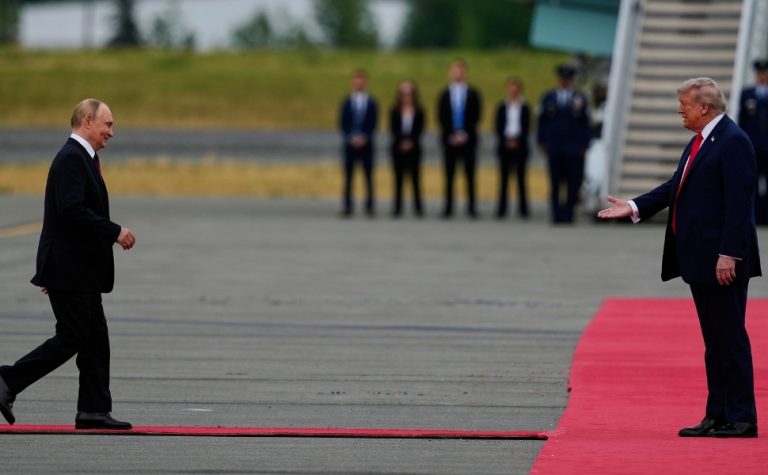 Trump recebe Putin com tapete vermelho e show militar no Alasca