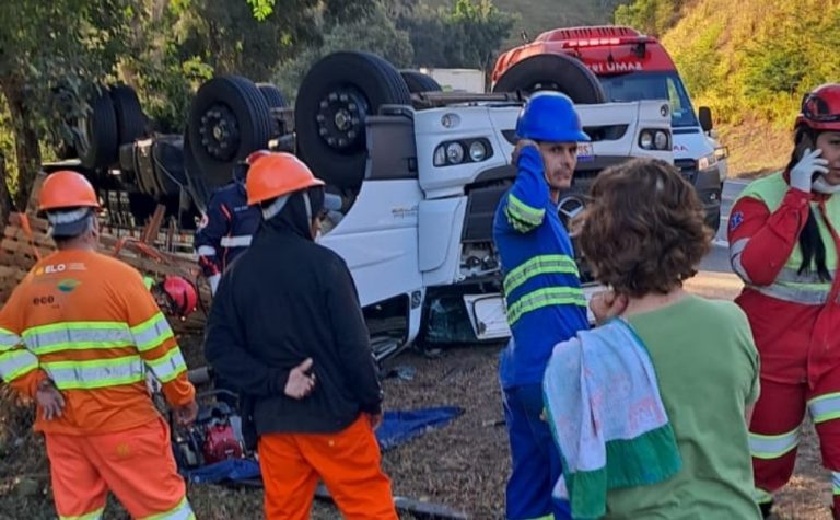 Uma pessoa morre e duas ficam feridas após caminhão capotar na BR-101