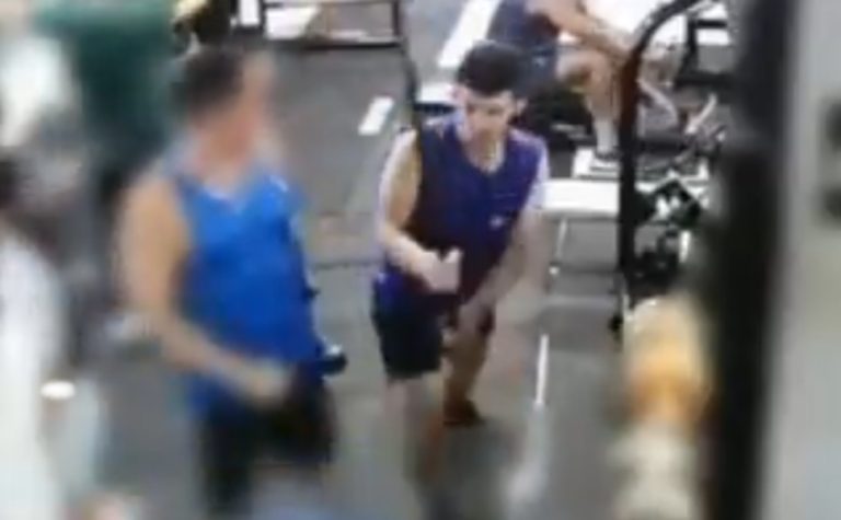 VÍDEO | Aluno é agredido na cabeça com barra de ferro durante treino em academia
