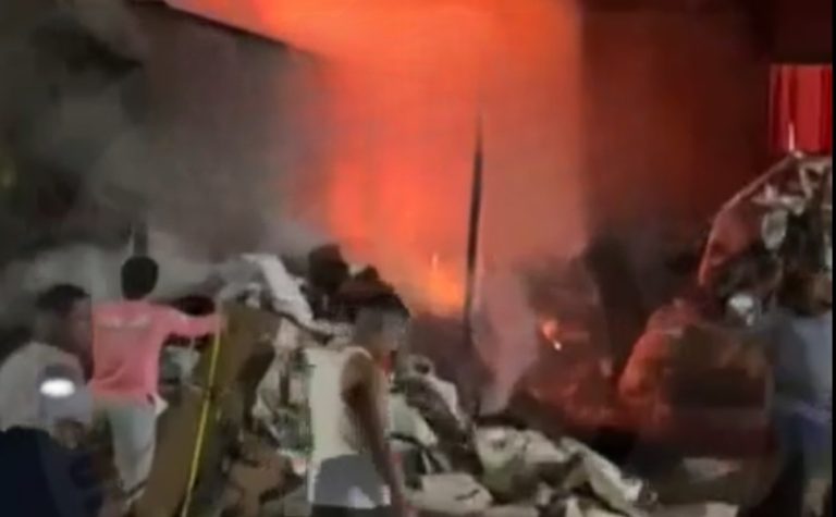 VÍDEO | Empresa de reciclagem pega fogo no Norte do ES