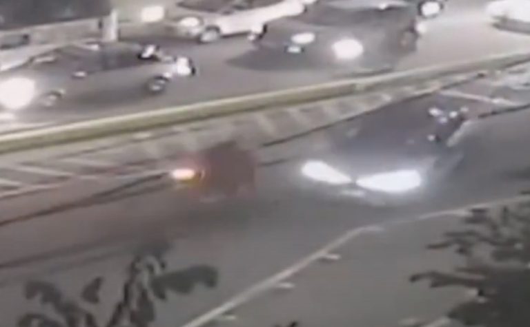 VÍDEO | Motociclista fica ferido após bater de frente com carro no Sul do ES