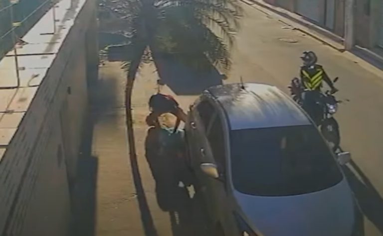 VÍDEO | Mulher é agredida por assaltantes em rua de Vila Velha