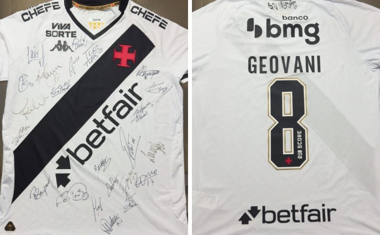 Vasco presenteia Geovani com camisa autografada pelo elenco