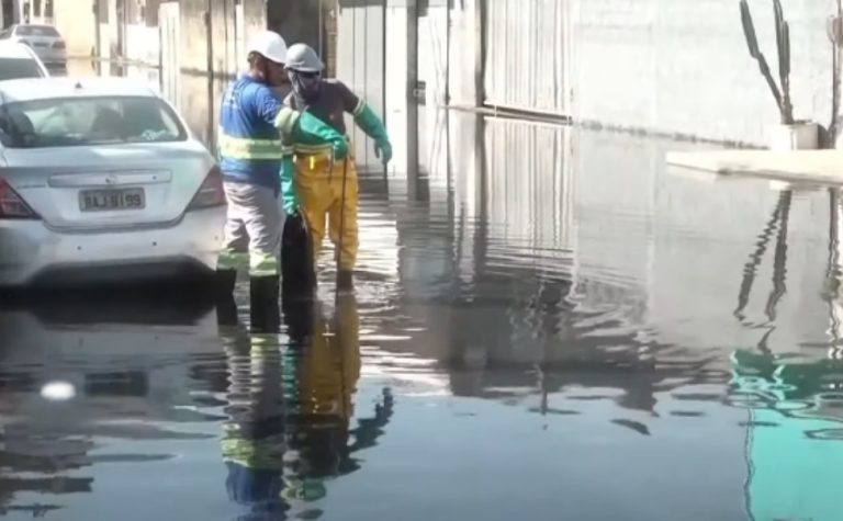 Vazamento de esgoto toma rua e deixa moradores ilhados em Vila Velha