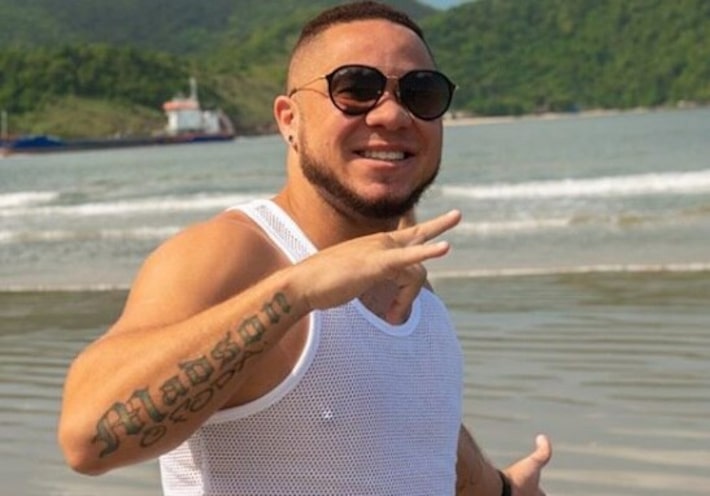Vídeo: Madson, ex-jogador do Santos, dá ‘voadora’ e evita roubo de cliente em sua barbearia; veja