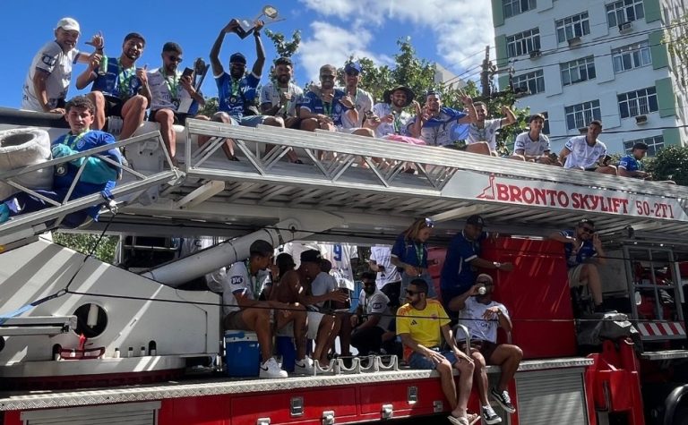Vitória comemora o título da Copa ES 2025 com carreata na capital