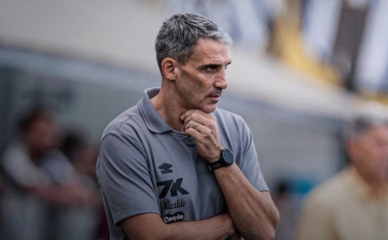 Vojvoda estreia no Santos em empate sem gols diante do Fluminense na Vila Belmiro