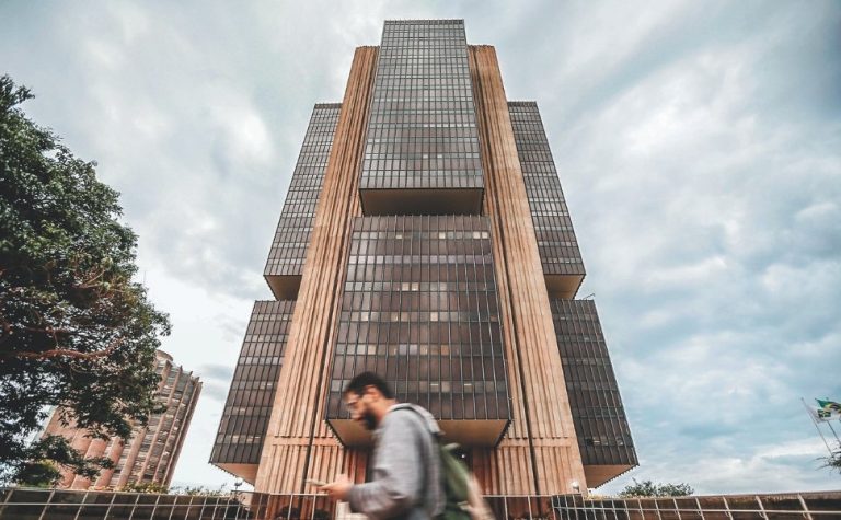 14 mil do ES podem levar calote com veto a venda de banco