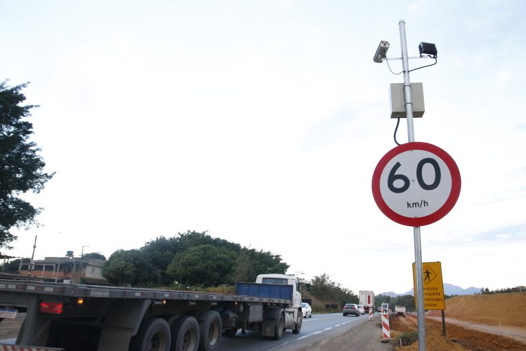 504 mil motoristas são multados por ultrapassar velocidade no ES