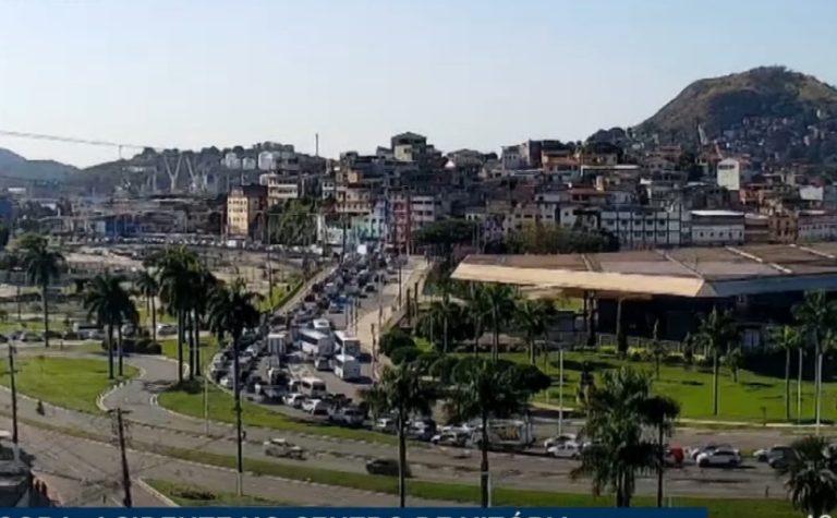 Acidente complica trânsito em Vitória na manhã desta quarta-feira