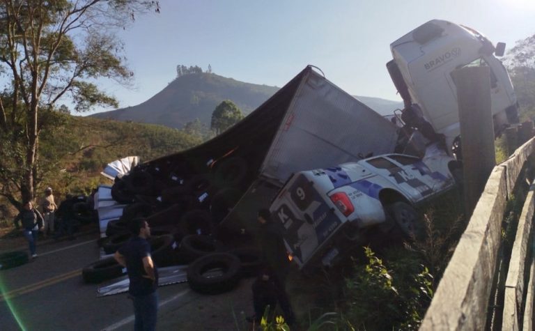 Acidente envolvendo viatura da Polícia Militar deixa três feridos