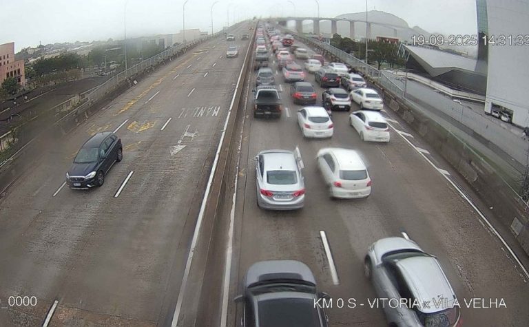 Acidente interdita trânsito nos acessos da Terceira Ponte em Vila Velha