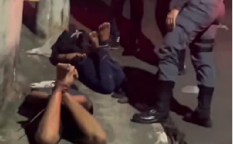 Adolescente e jovem são contidos por populares após roubarem celular em Cariacica