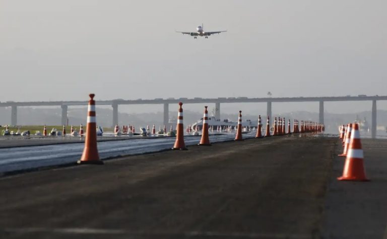 Aeroporto Santos Dumont, no RJ, é fechado após vazamento de óleo na pista
