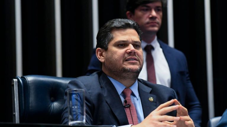 Alcolumbre manda PEC da Blindagem para Comissão de Justiça do Senado