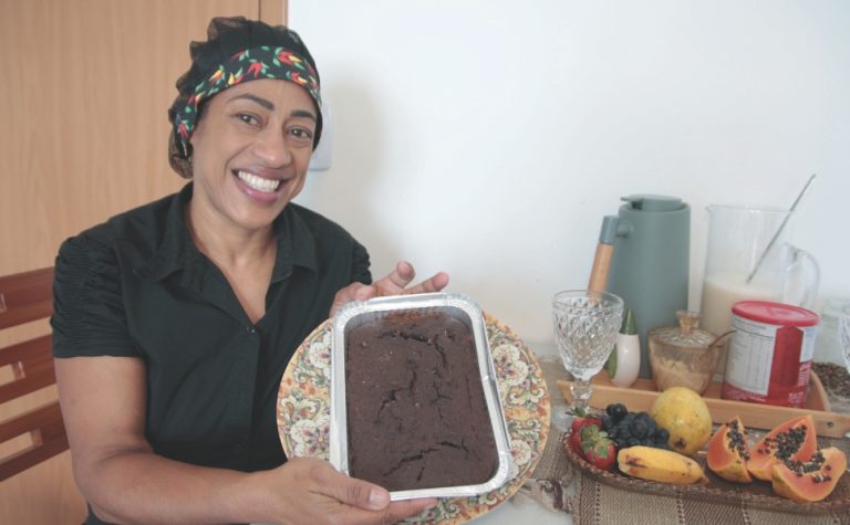 Aprenda a fazer um bolo de cacau e banana que ajuda a manter a dieta