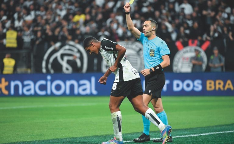 Árbitro do ES debate com VAR em pênalti polêmico: “Não trabalhamos com sentimento”