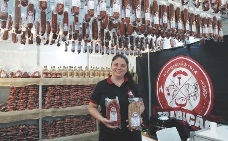 Até linguiça de tilápia em feira na Praça do Papa