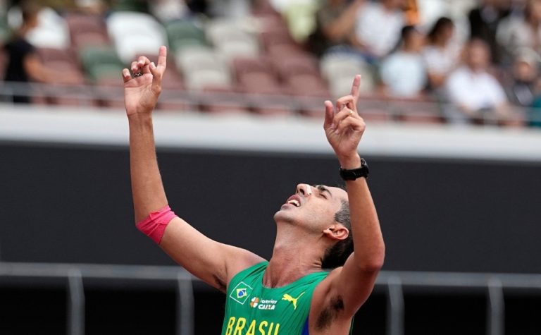 Caio Bonfim conquista o ouro na marcha de 20 km do Mundial