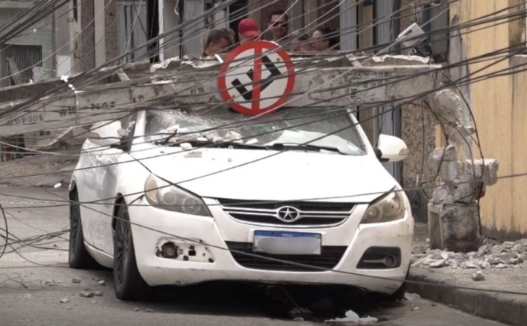 Caminhão arrasta fios e derruba poste em cima de carro em Cariacica
