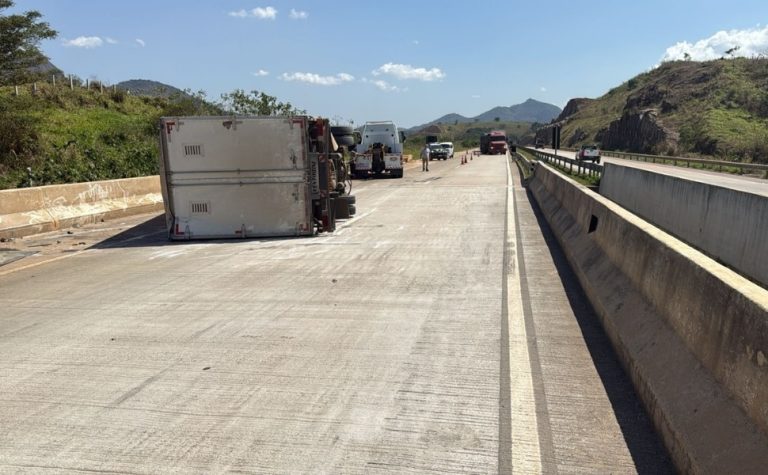 Caminhão tomba no Contorno do Mestre Álvaro e interdita pista parcialmente